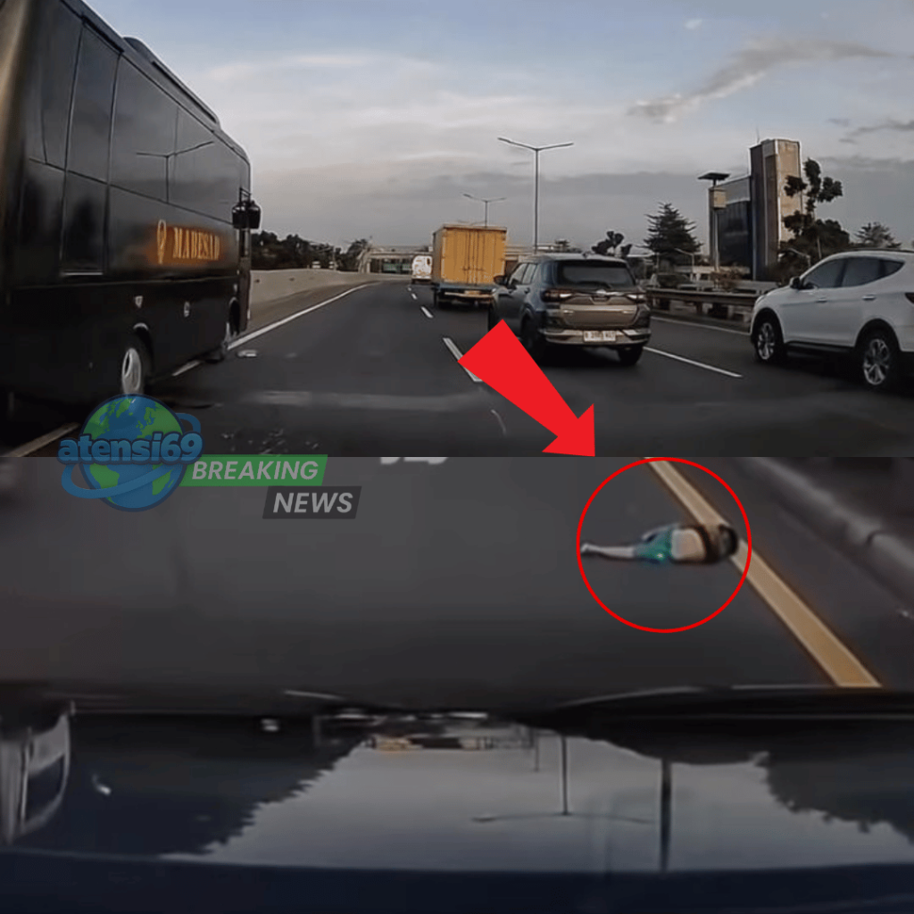 Seorang anak laki-laki tergeletak di jalan tol usai terjatuh dari bus Mabes AD