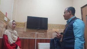 Misri, perempuan yang ditetapkan sebagai tersangka dalam kasus kematian Brigadir Nurhadi saat berbicara dengan kuasa hukumnya
