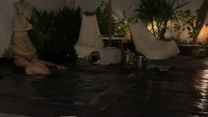 Tangkapan layar video Brigadir Muhammad Nurhadi saat berendam di kolam Villa Tekek, GIli Trawangan, Lombok Utara, NTB, viral di media sosial